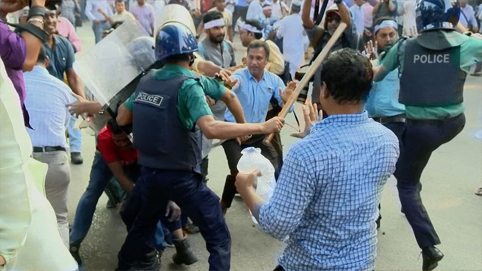 দেশব্যাপি চলছে প্রাথমিকের শিক্ষকদের কর্মবিরতি, শহীদ মিনারে অবস্থান কর্মসূচি