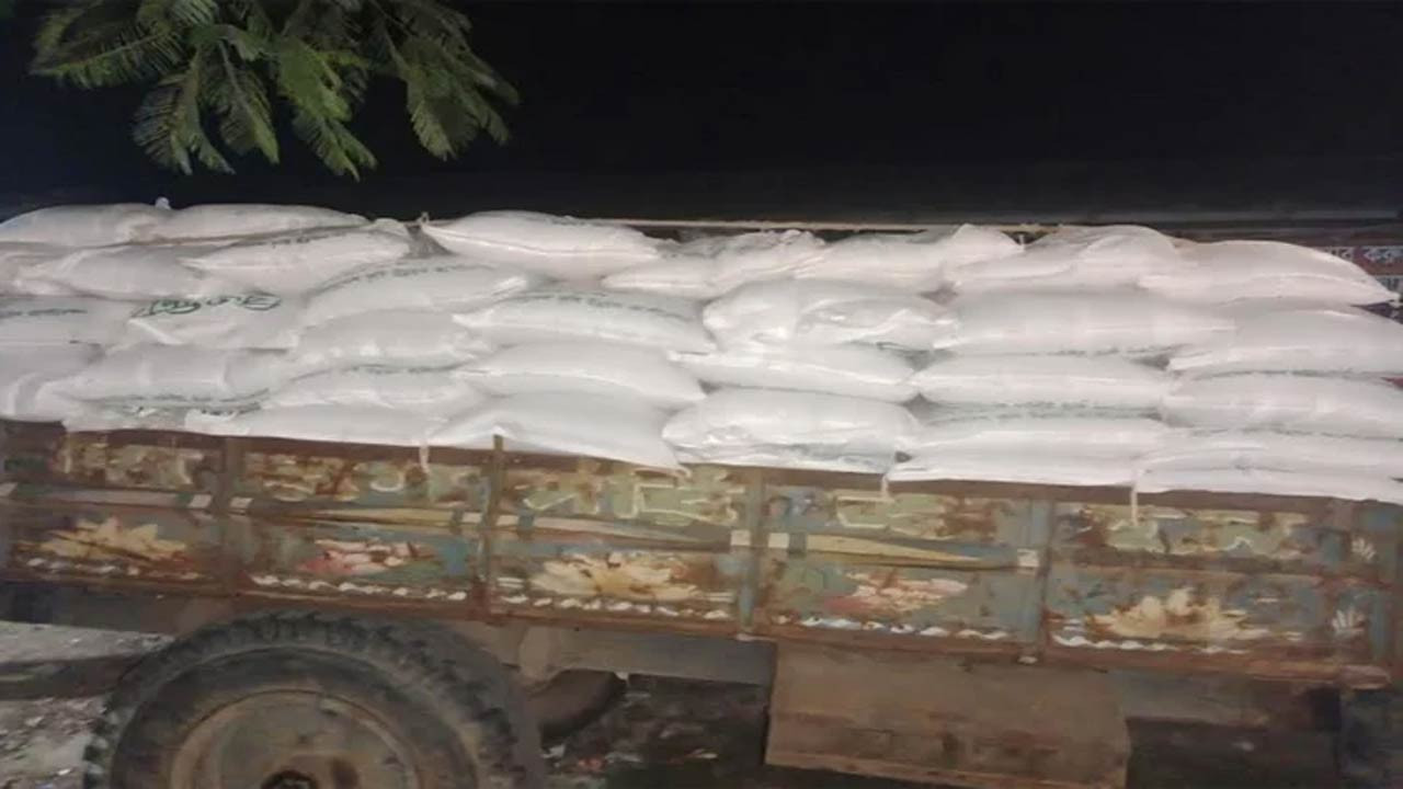 নওগাঁর ধামইরহাটে ১৬০ বস্তা সার বোঝাই ট্রাক্টর জব্দ