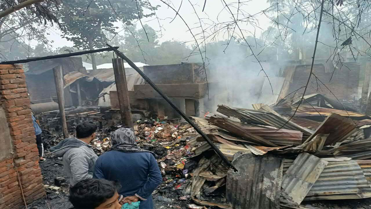 বগুড়ার শাজাহানপুরের নিশ্চিন্তপুর এলাকায় বোর্ড মিলে ভয়াবহ আগুন