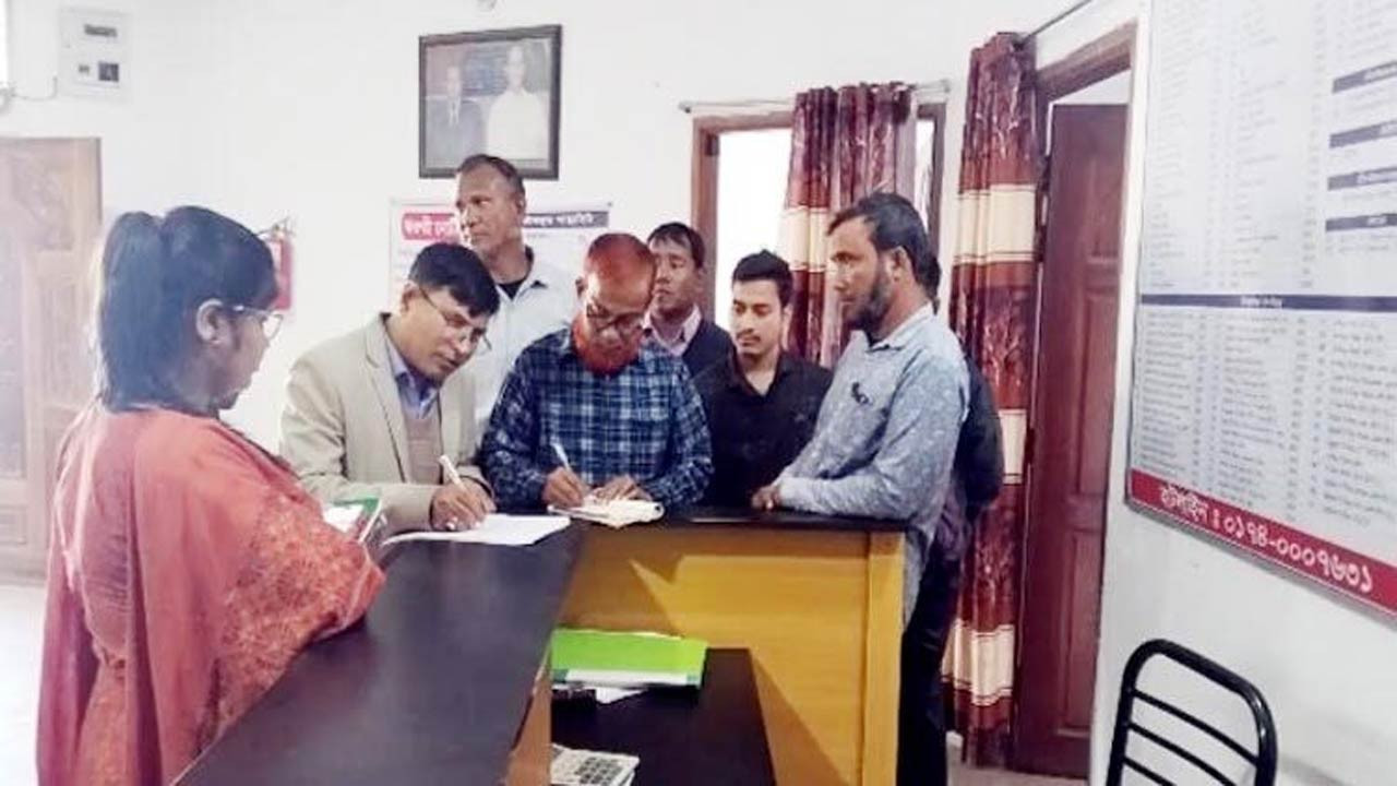 নীলফামারীর ডোমারে ভুল চিকিৎসায় প্রসূতির মৃত্যুর অভিযোগে ক্লিনিকের অপারেশন থিয়েটার সিলগালা