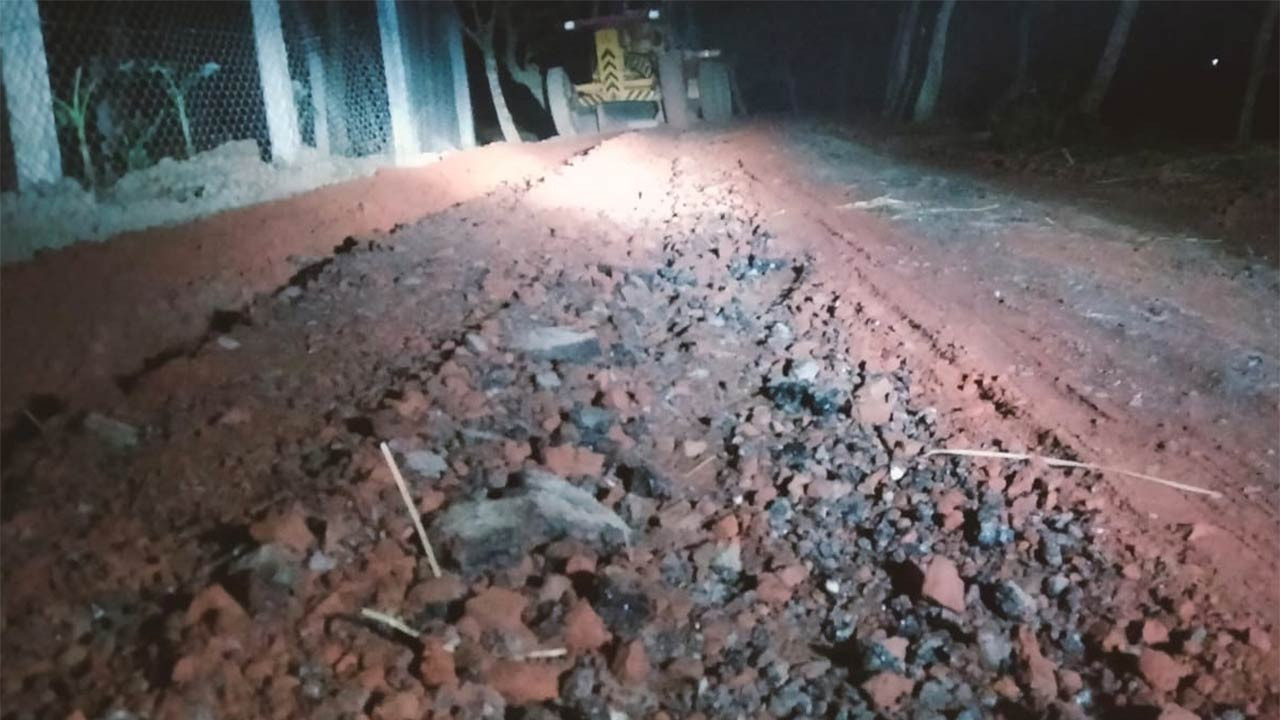 জয়পুরহাটের কালাইয়ে রাতে রাস্তার কাজ করায় এলাকাবাসীর ক্ষোভ