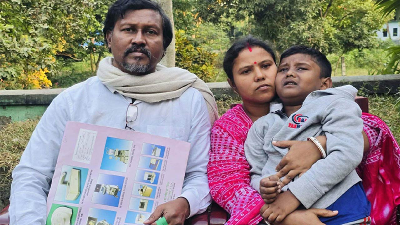 নাটোরের বিরল রোগে আক্রান্ত অভিজিৎ প্রয়োজন ১০ লাখ টাকা