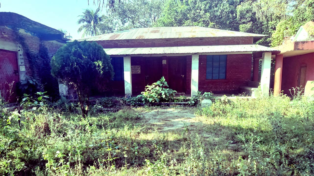 দিনাজপুরের ফুলবাড়ীর শতবর্ষী সুরেশ চন্দ্র পাবলিক লাইব্রেরি এখন পরিত্যক্ত