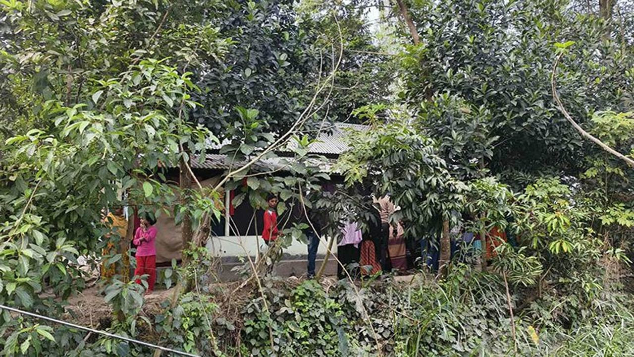 সিরাজগঞ্জের শাহজাদপুরে নবজাতককে গলাকেটে হত্যার অভিযোগ মায়ের বিরুদ্ধে