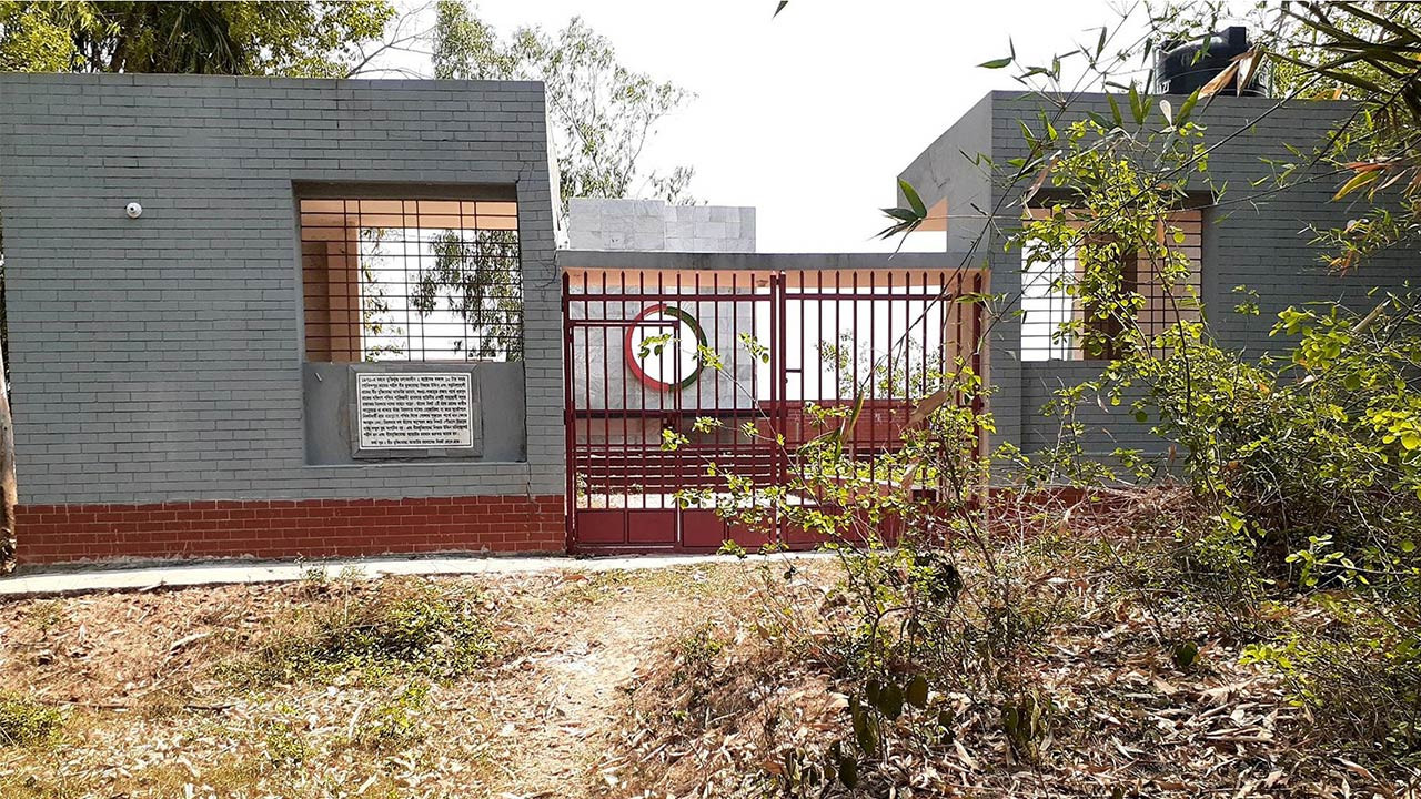 বগুড়ার দুপচাঁচিয়ায় আমষট্ট স্মৃতিস্তম্ভ পরিত্যক্ত অবস্থায় পড়ে আছে