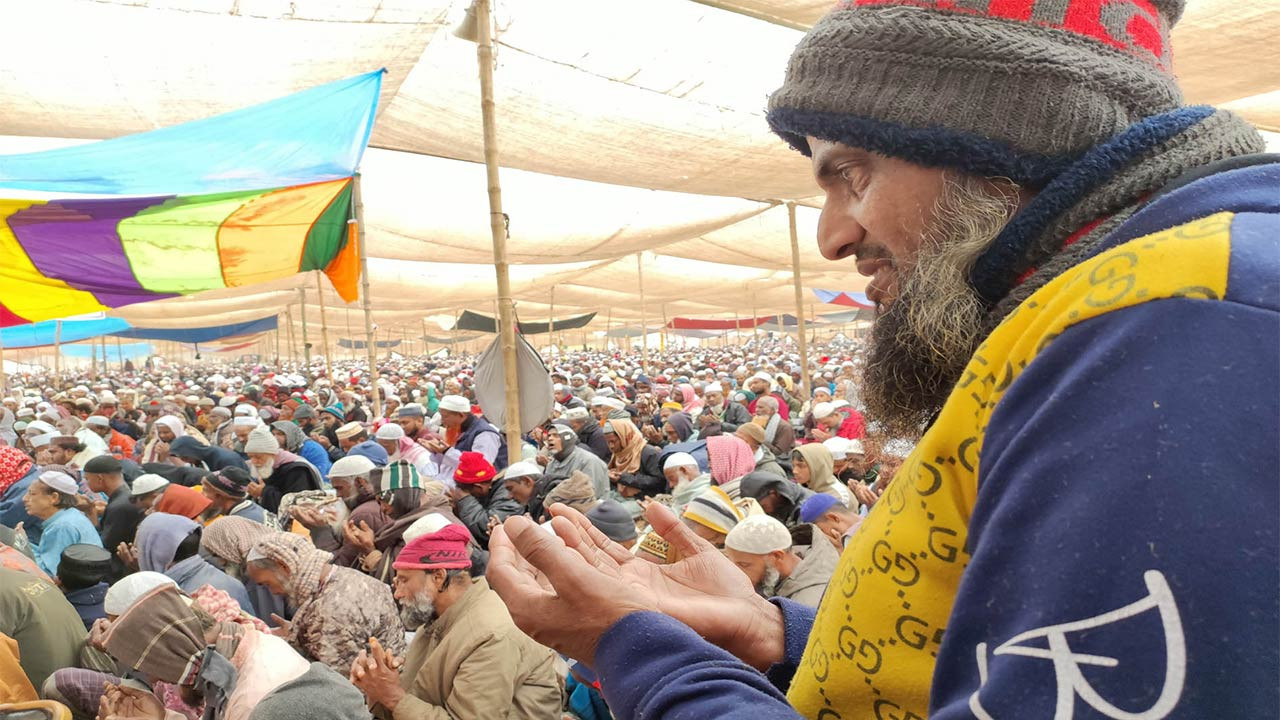 বগুড়ার ধুনটে ইজতেমায় আখেরী মোনাজাতে মুসলিম উম্মার শান্তি কামনা