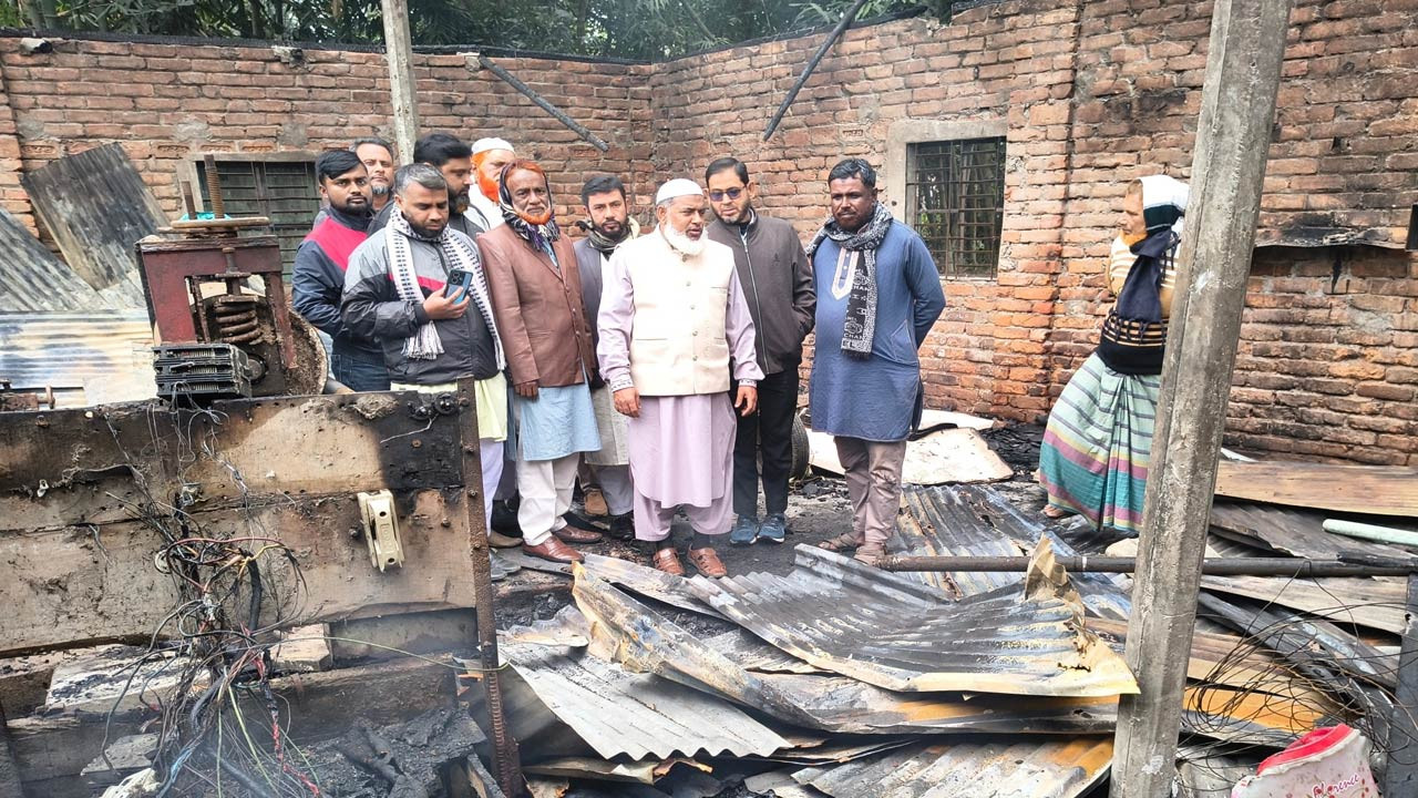 বগুড়ায় আগুনে ক্ষতিগ্রস্ত পেপার মিল পরিদর্শন করলেন জামায়াত নেতৃবৃন্দ 