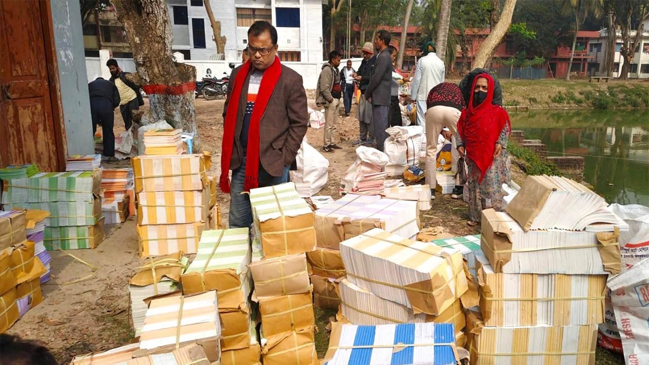 বগুড়ার নন্দীগ্রামে প্রাথমিকের শতভাগ বই পৌঁছেছে, মাধ্যমিকে বই সংকট
