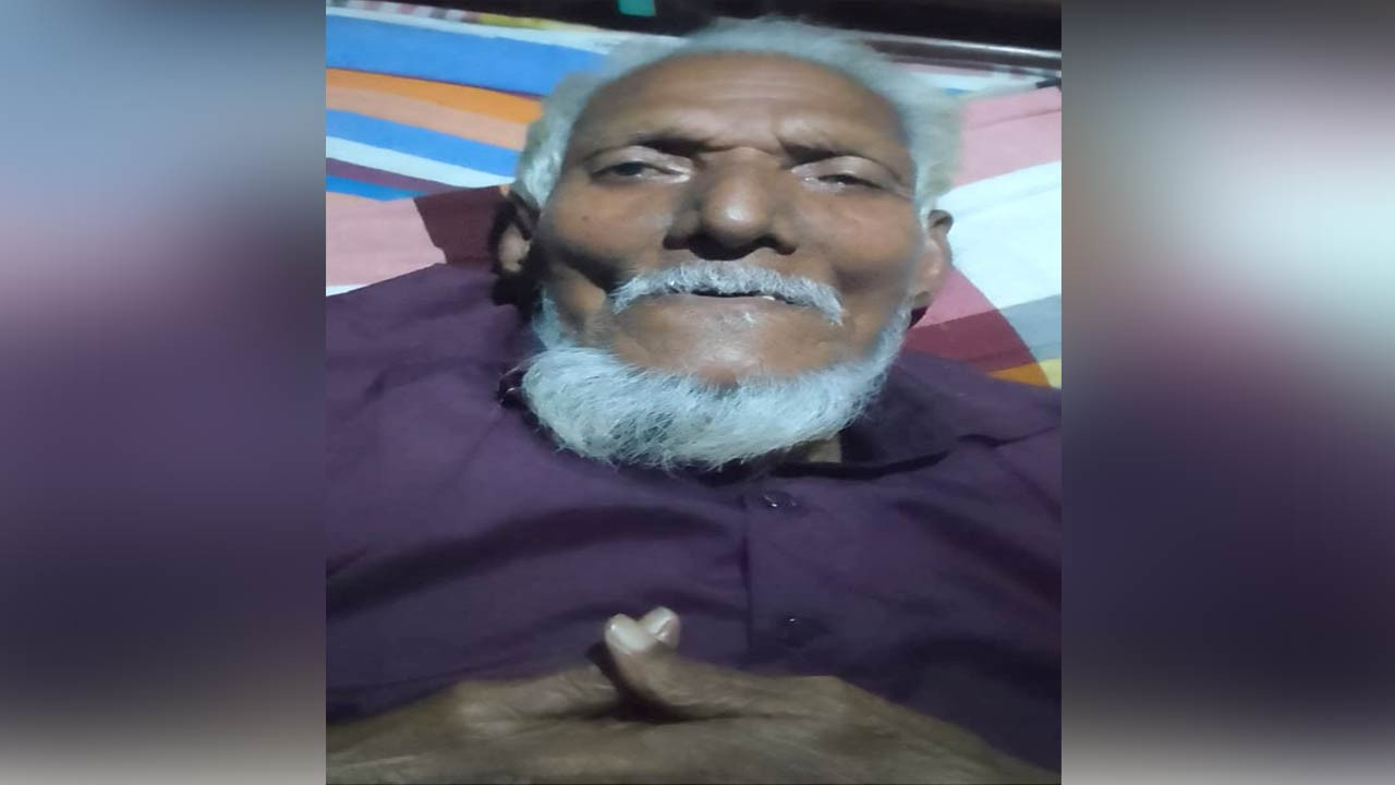 জয়পুরহাটের প্রবীণ সংবাদপত্র বিক্রেতা সামছদ্দিন বাঁচতে চান