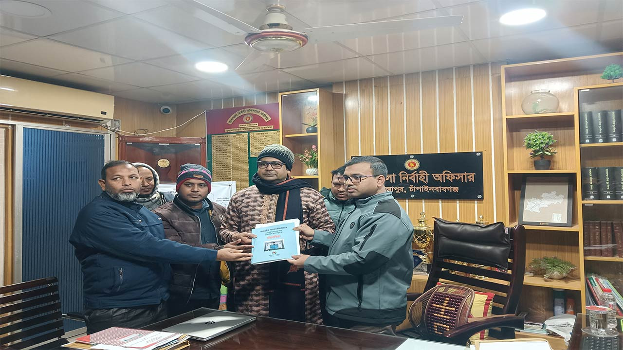 চাঁপাইনবাবগঞ্জ-২ (গোমস্তাপুর) আসনে এনসিপি প্রার্থী রুবেলের মনোনয়ন পত্র সংগ্রহ 