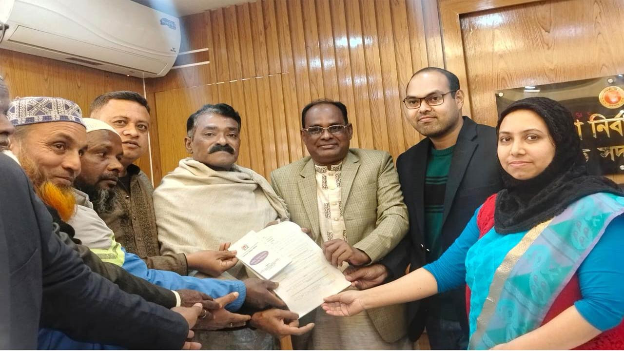 পঞ্চগড়ের দু’টি আসনের রাশেদ প্রধানের পক্ষে মনোনয়নপত্র সংগ্রহ 