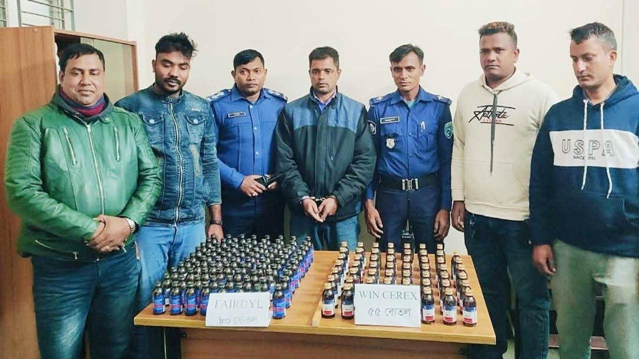 দিনাজপুরের পার্বতীপুরে ১৩৫ বোতল মাদকদ্রব্যসহ গ্রেফতার ১