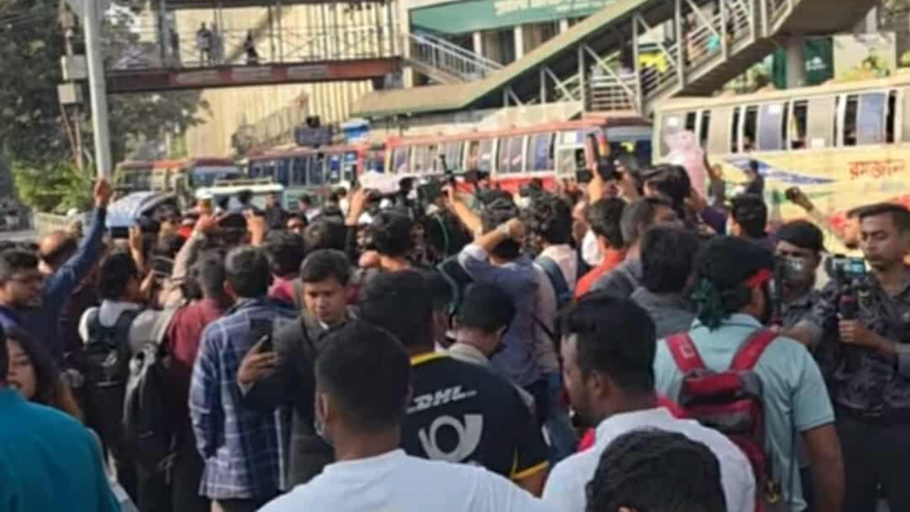 হাদিকে হত্যাচেষ্টায় জড়িতদের গ্রেপ্তারের দাবিতে শাহবাগ ব্লকেড