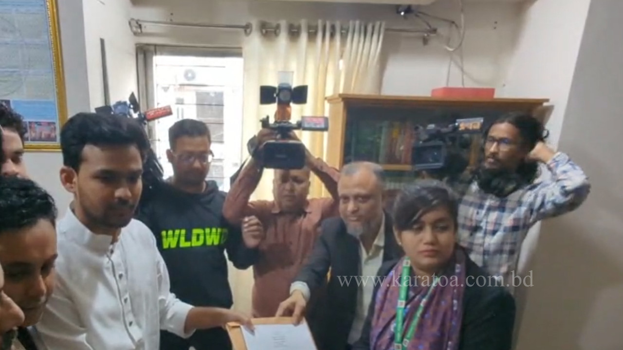 ঢাকা-১০ আসনে মনোনয়ন ফরম সংগ্রহ করলেন আসিফ মাহমুদ