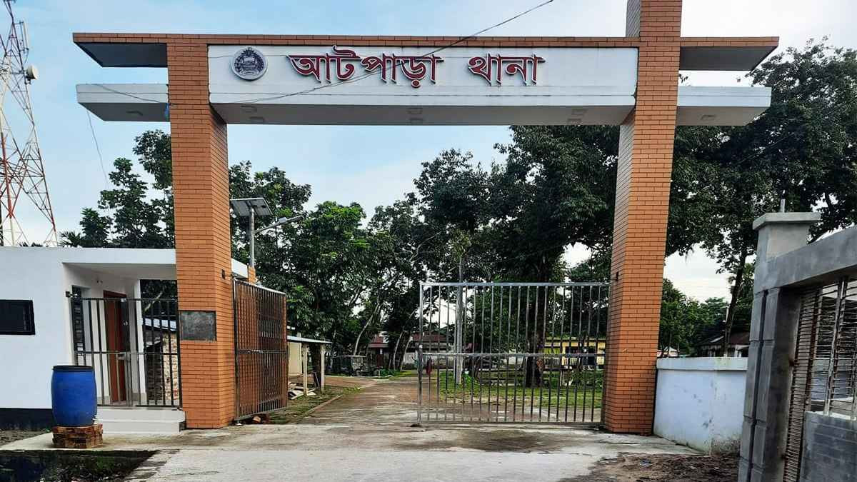 আটপাড়ায় পূর্ব বিরোধের জেরে সংঘর্ষ, আহত ২০