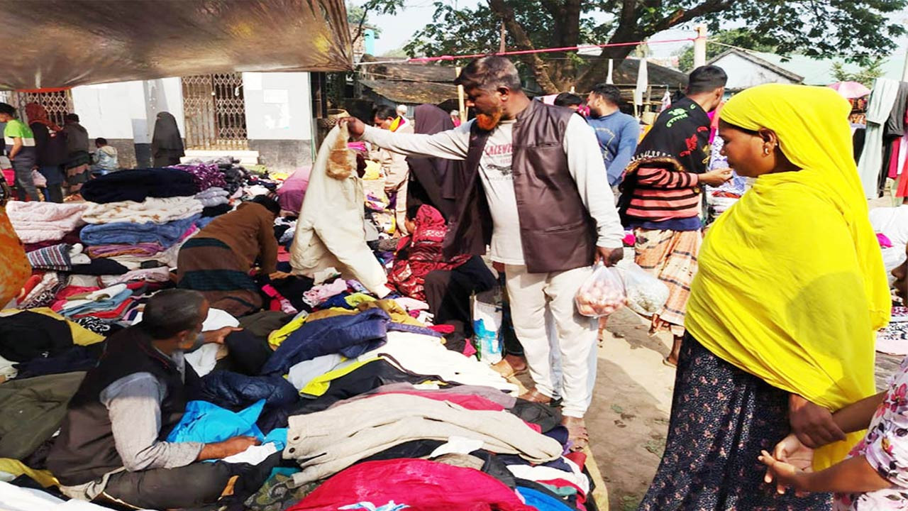 শীত বাড়ায় বগুড়ার শেরপুরে পুরাতন কাপড়ের দোকানে ভিড়