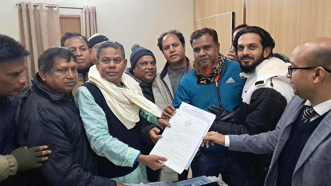 দিনাজপুর-৩ আসনে খালেদা জিয়ার মনোনয়নপত্র দাখিল