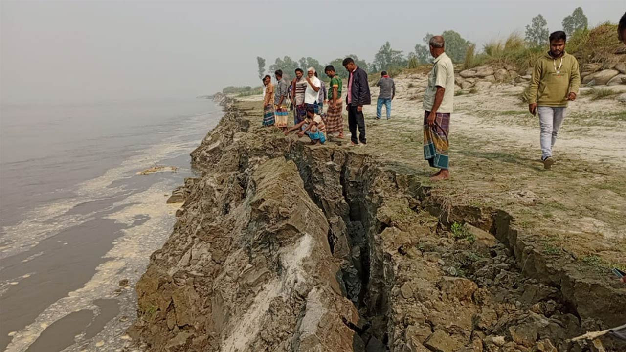 অসময়ে যমুনা নদীর ভাঙনে দিশেহারা বগুড়ার সারিয়াকান্দির মানুষ