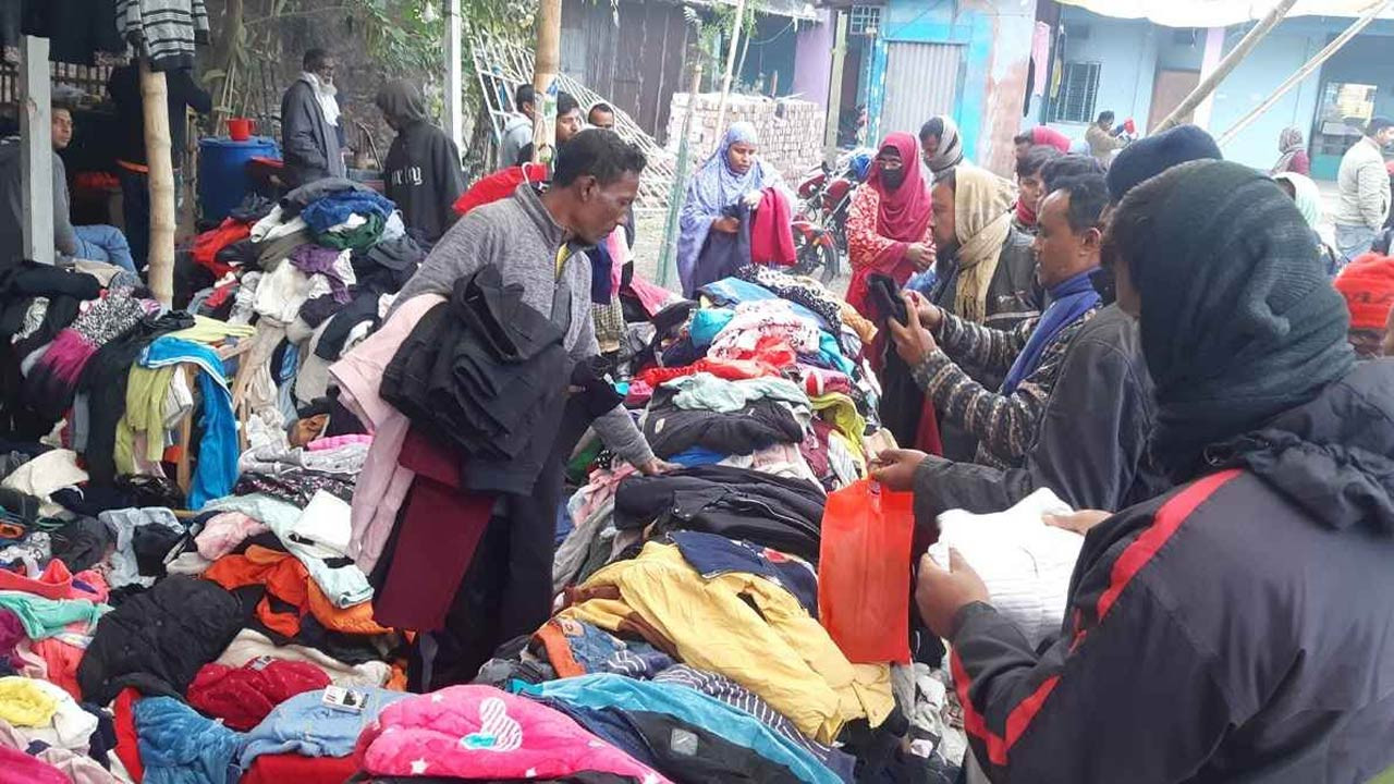 কুড়িগ্রামে জেঁকে বসেছে শীত গরম কাপড় কিনতে ভিড়