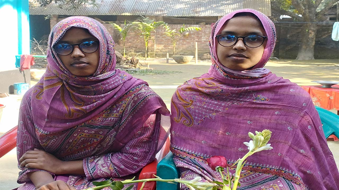 দিনাজপুরের বোচাগঞ্জে যমজ ২ বোনের মেডিকেল কলেজে ভর্তির সুযোগ 