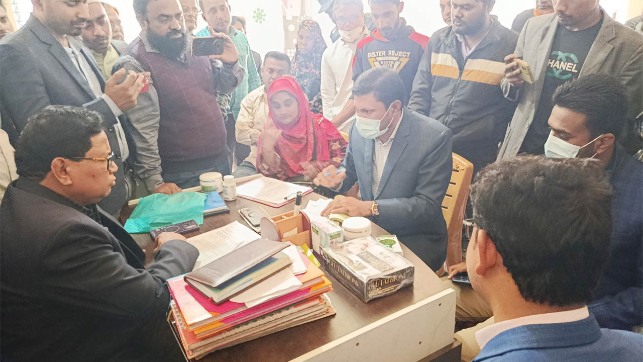 পঞ্চগড়ে হোমিও দোকান থেকে ভারতীয় ফুড সাপ্লিমেন্ট পণ্য জব্দ ৪০ হাজার টাকা জরিমানা