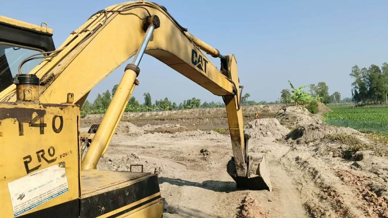 সিরাজগঞ্জের তাড়াশে সরকারি নিষেধাজ্ঞা অমান্য করে অবৈধ পুকুর খনন এখন ওপেন সিক্রেট