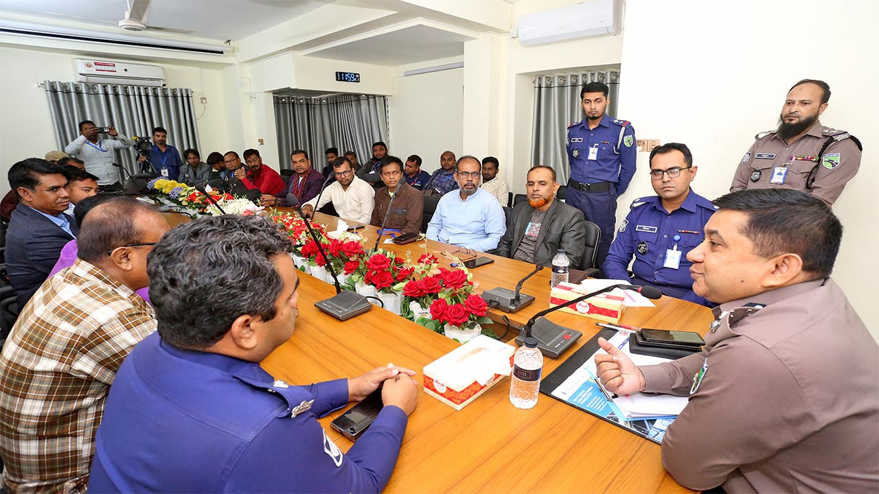 বগুড়ায় সাংবাদিকদের সাথে হাইওয়ে এসপি‘র মতবিনিময়