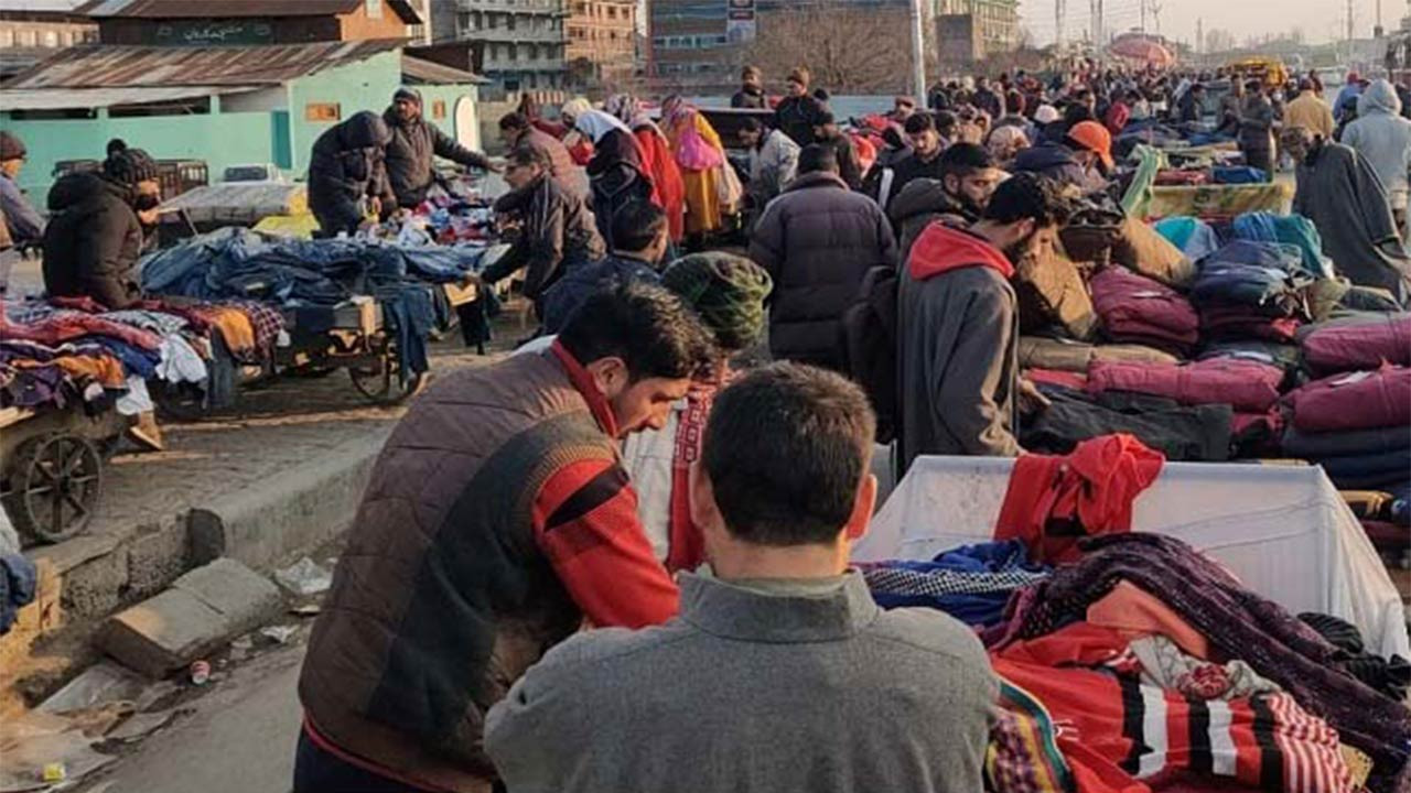 রংপুরে ফুটপাতই নিম্ন আয়ের মানুষের ভরসা