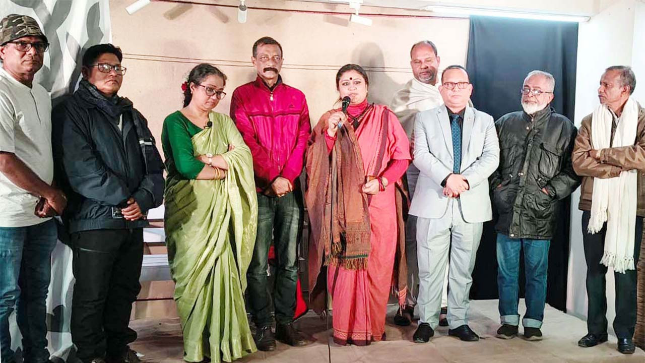 রংপুরে অভিনেত্রী মমেনা চৌধুরীর একক অভিনয়ে ‘গোধুলিবেলায়’ মঞ্চায়িত