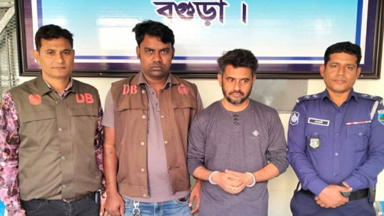 ঢাকায় বগুড়া ডিবির অভিযান, পুলিশ পরিচয়ে ছিনতাই করা প্রাইভেট কারসহ ডাকাত সদস্য গ্রেফতার