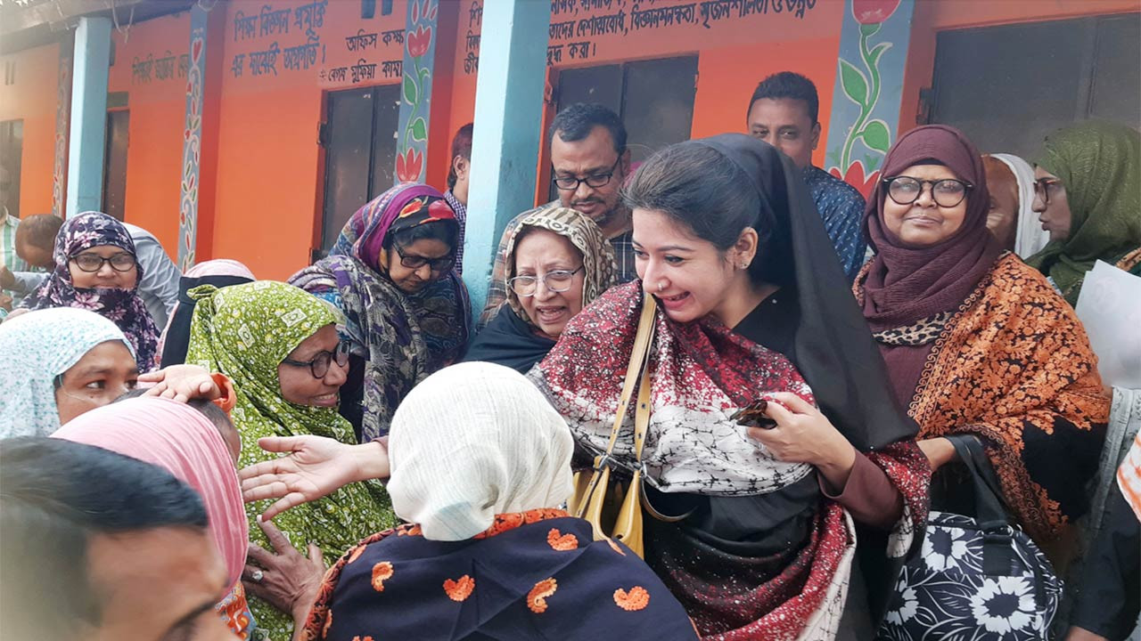 ঠাকুরগাঁওয়ে ধানের শীষের পক্ষে মির্জা ফখরুলের সহধর্মিনীর উঠান বৈঠক