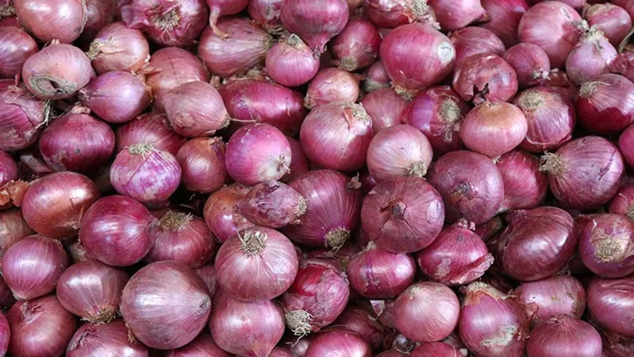 আমদানির খবরে বগুড়ার বাজারে উড়তে থাকা পেঁয়াজের দাম নামছে