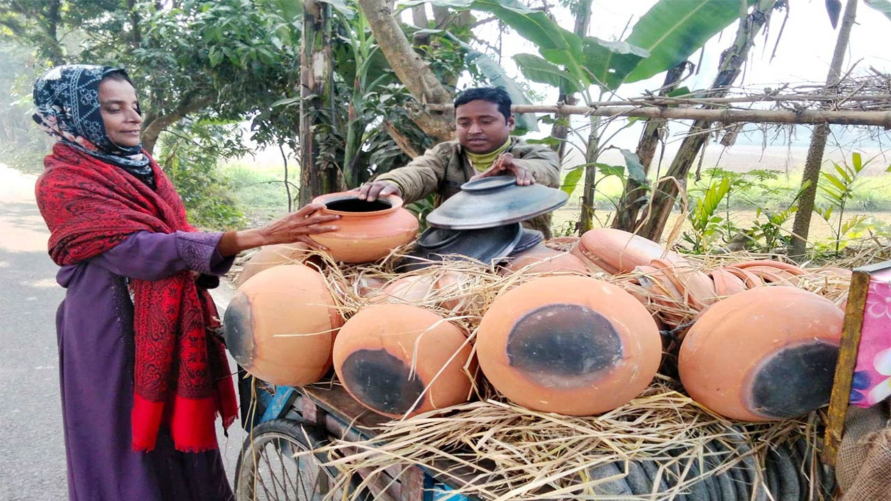 বগুড়ার সোনাতলায় বাড়ছে মাটির তৈরি হাড়ি-পাতিলের কদর