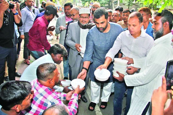 খালেদা জিয়া’র সুস্থতা কামনায় দোয়া, দুস্থদের মাঝে খাবার বিতরণ করলেন তামিম