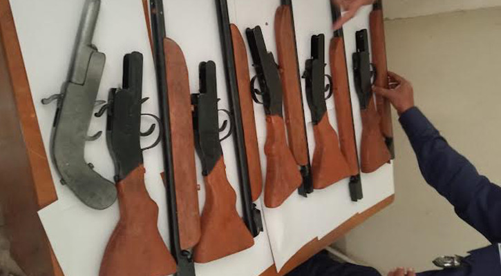 কবরস্থান থেকে ৬ টি একনলা বন্দুক-পাইপগান উদ্ধার