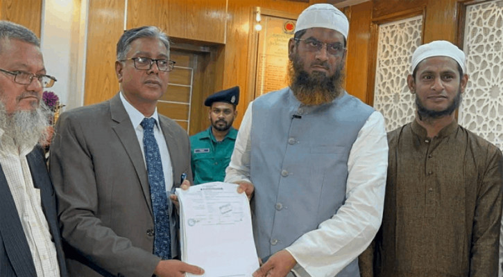 ঢাকা-১৩ আসনে মনোনয়নপত্র জমা দিলেন মামুনুল হক