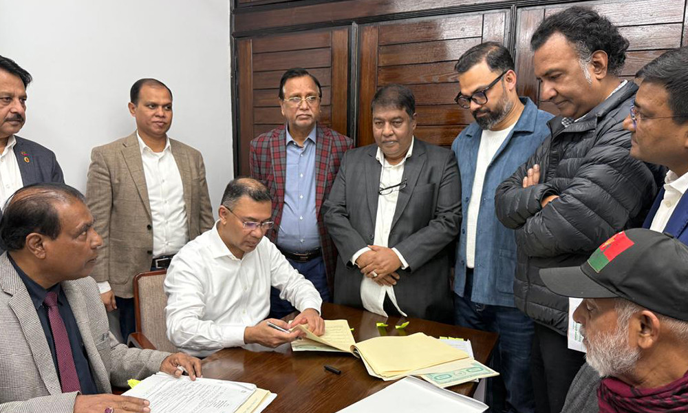 ঢাকা-১৭ ও বগুড়া-৬ আসনে মনোনয়নপত্রে সই করলেন তারেক রহমান