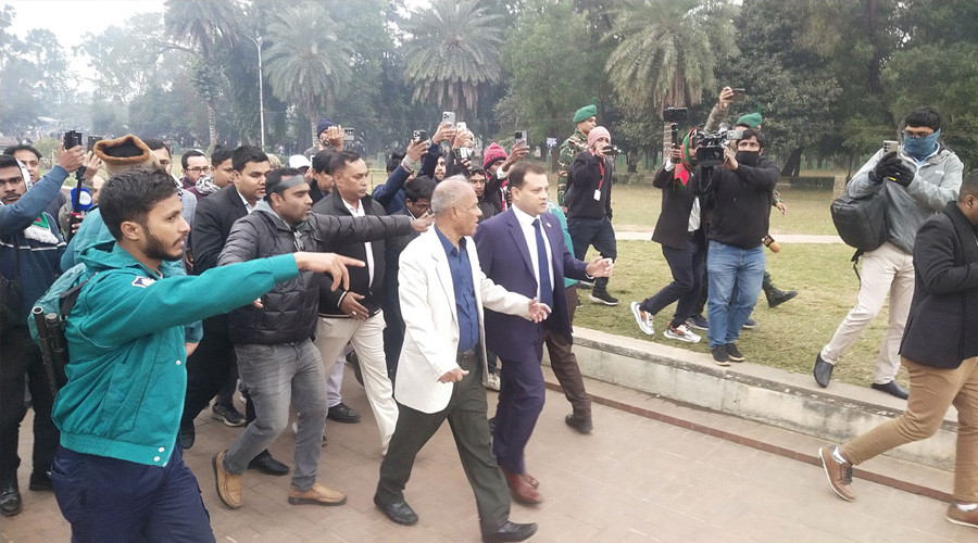 জিয়া উদ্যানে খালেদা জিয়ার কবরের স্থান পরিদর্শনে স্বরাষ্ট্র উপদেষ্টা