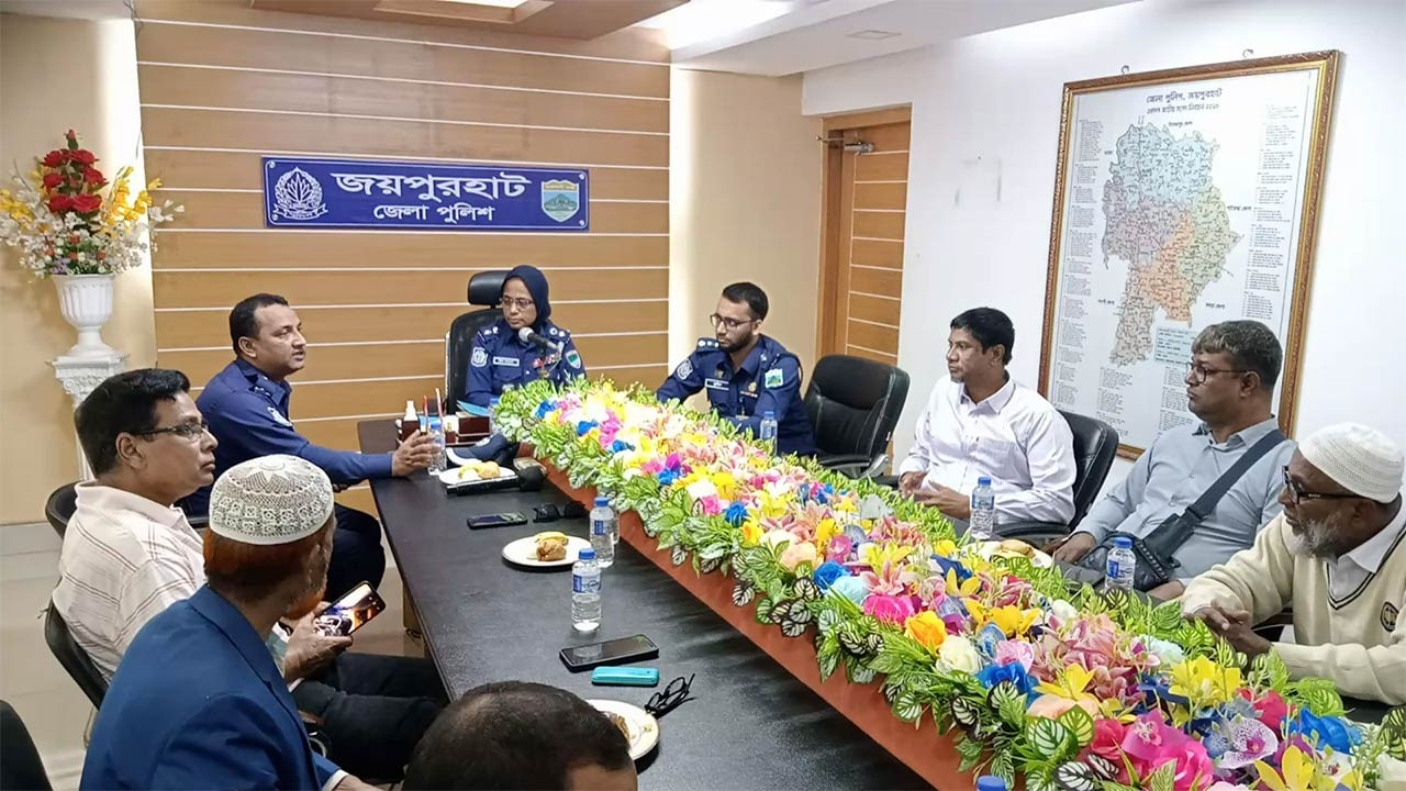 জয়পুরহাটের ক্ষেতলালে বিভিন্ন শ্রেণি-পেশার মানুষের সাথে ডিসি‘র মতবিনিময়