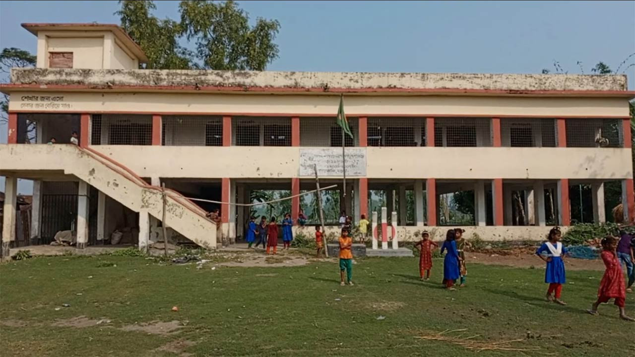 শিক্ষক সংকটে শিক্ষা থেকে বঞ্চিত বগুড়া সারিয়াকান্দির চরাঞ্চলের শিক্ষার্থীরা