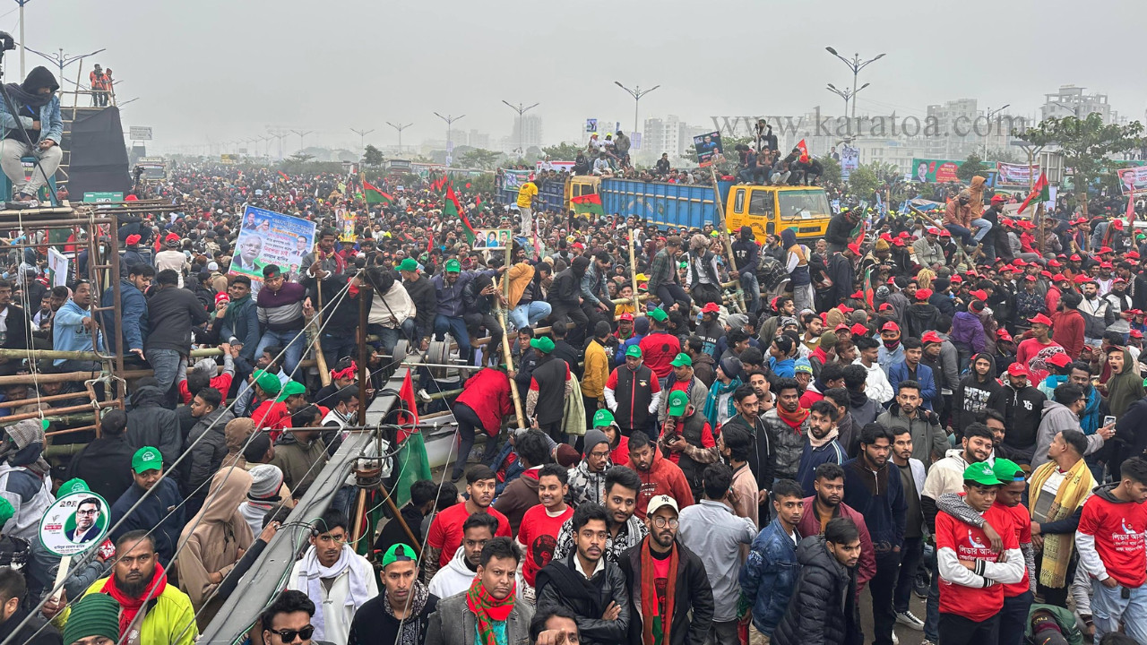 উৎসবের আমেজে রাজধানীর গণসংবর্ধনাস্থলে বিএনপি নেতাকর্মীরা 