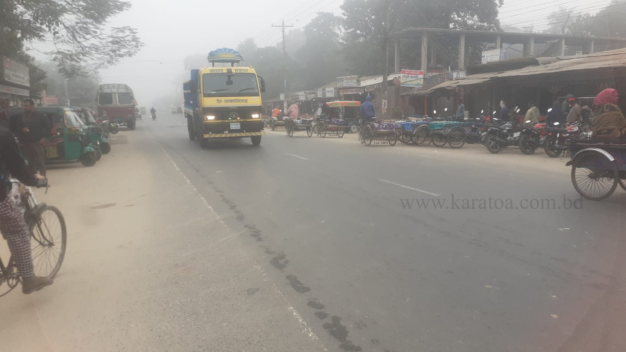 জয়পুরহাটে শীতে কাঁপছে মানুষ, হেডলাইট জ্বালিয়ে চলছে যানবাহন
