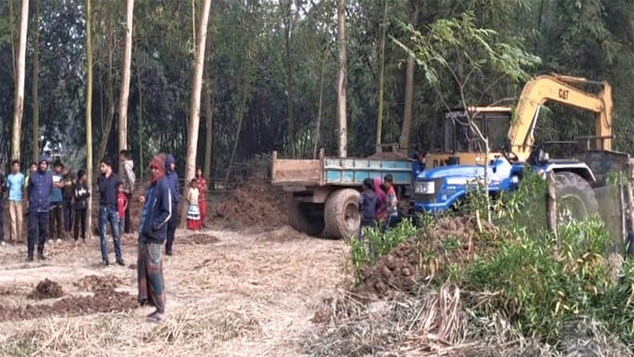 বগুড়ার নন্দীগ্রামে অবৈধ পুকুর খননের দায়ে এক্সেভেটরের ব্যাটারি জব্দ