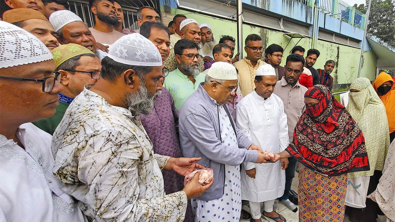 খালেদা জিয়ার সুস্থতা কামনায় বগুড়ায় গরু সদকা ও দোয়া মাহফিল