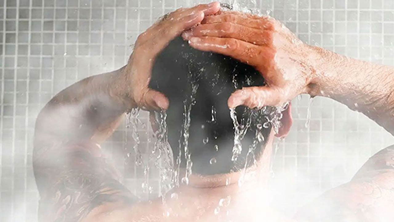 শীতকালে ঠান্ডা পানি দিয়ে গোসল করা বাহাদুরি নয়, জানুন ঝুঁকি