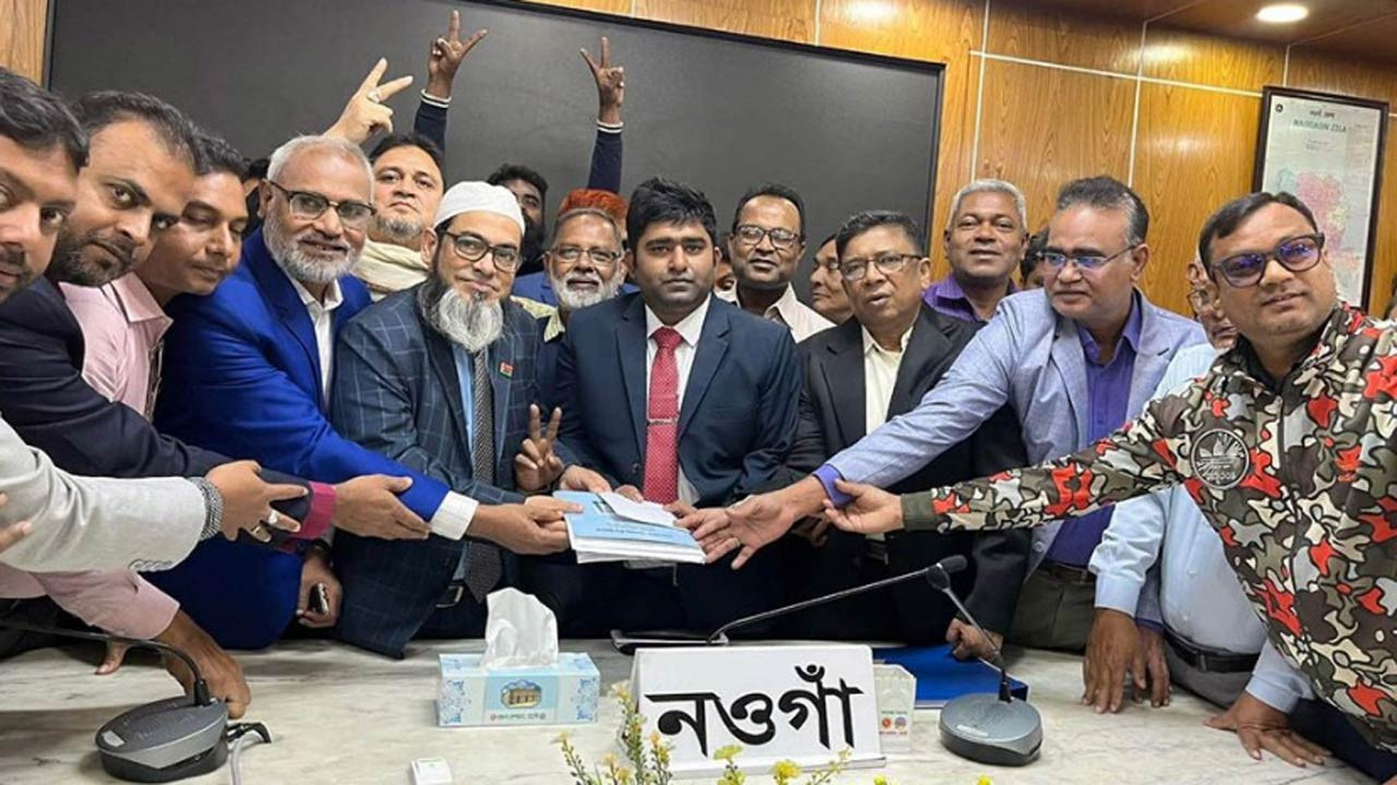নওগাঁ-৫ আসনে বিএনপি প্রার্থীর পক্ষে মনোনয়ন ফরম উত্তোলন