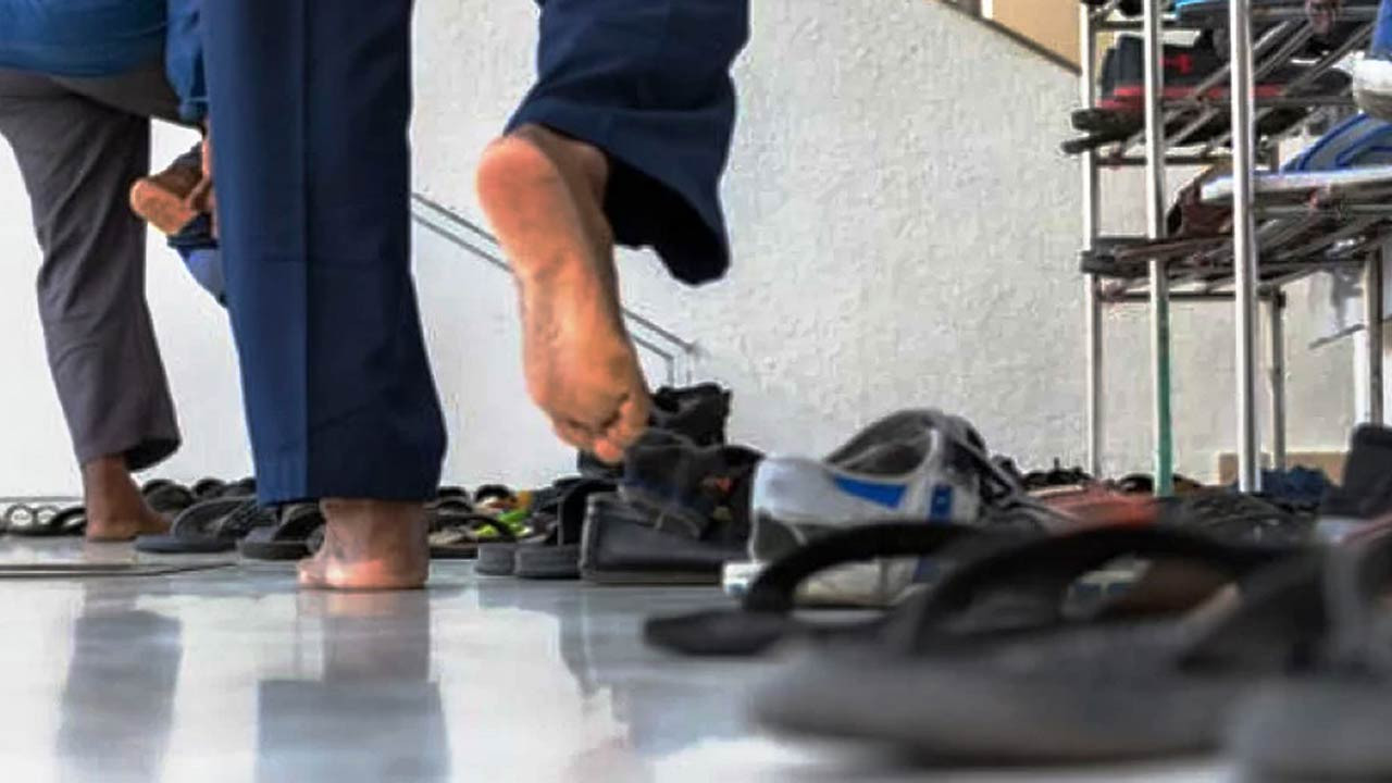 জুতা পরে নামাজ আদায় করা যায়?