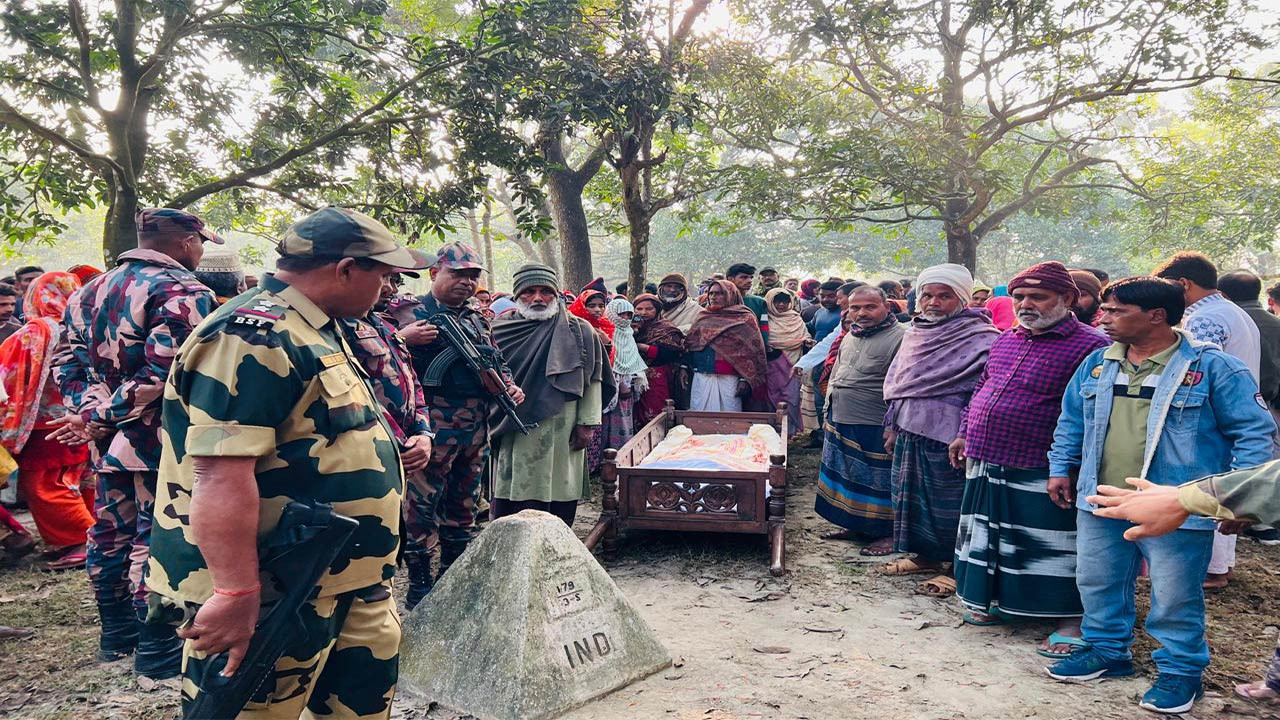 মৃত বোনকে চাঁপাইনবাবগঞ্জ সীমান্তে শেষ বিদায় জানাল বাংলাদেশি ভাই ও স্বজনরা