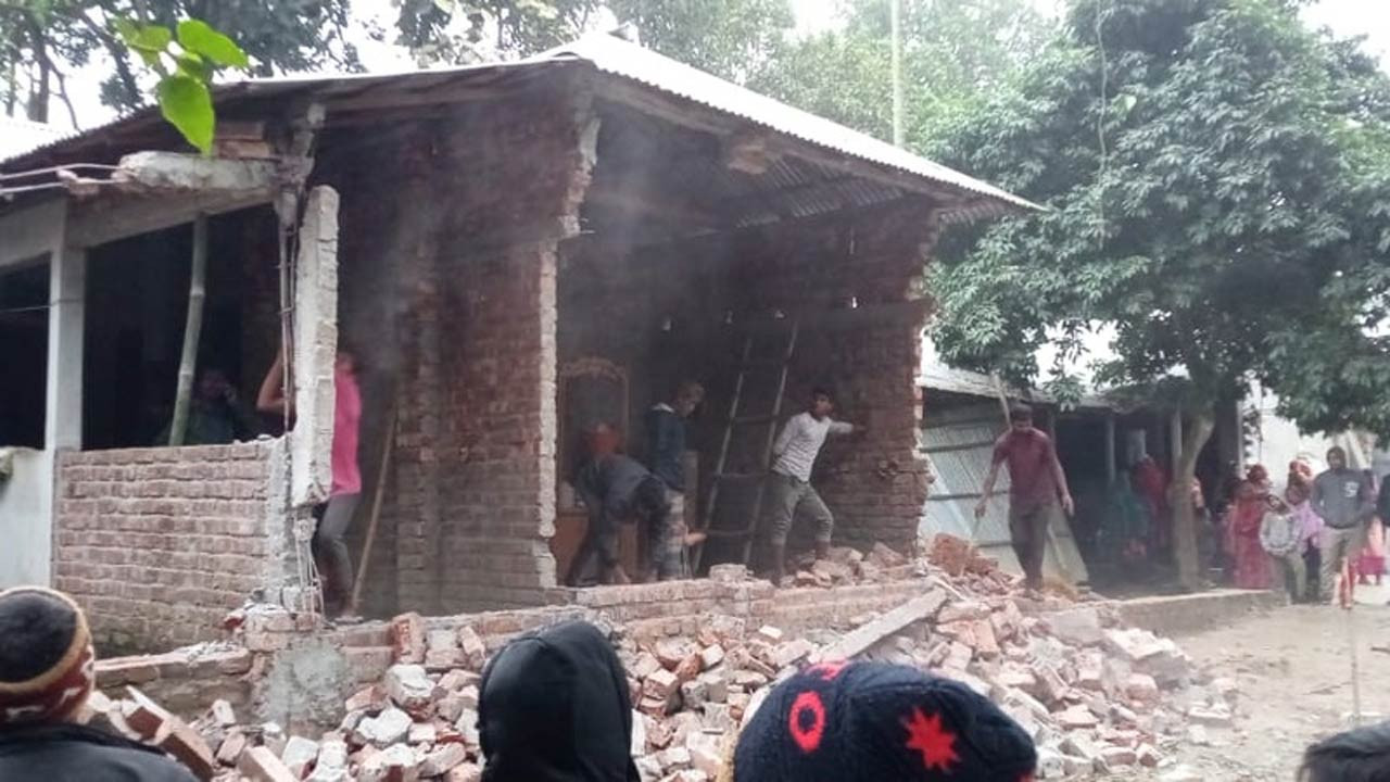 নীলফামারীর কিশোরগঞ্জে সরকারি রাস্তায় অবৈধ স্থাপনা উচ্ছেদ করল প্রশাসন