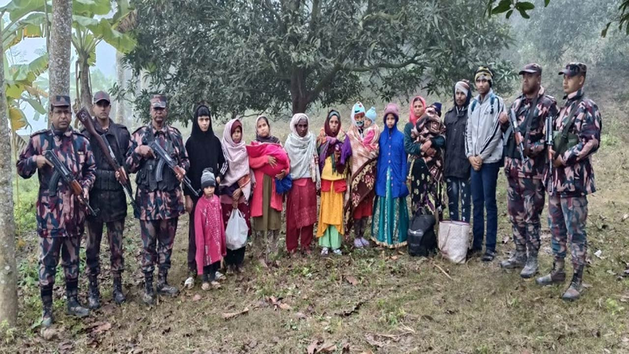 চাঁপাইনবাবগঞ্জ সীমান্ত দিয়ে দেশে অবৈধ অনুপ্রবেশকালে নারীসহ ২৭ বাংলাদেশি আটক